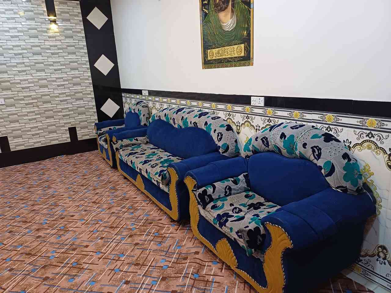 تخم ١٢ مقعد مع بردات 
السعر ٤٠٠ الف
المكان وردية خارج البونافع 
للأستفسار ***********
