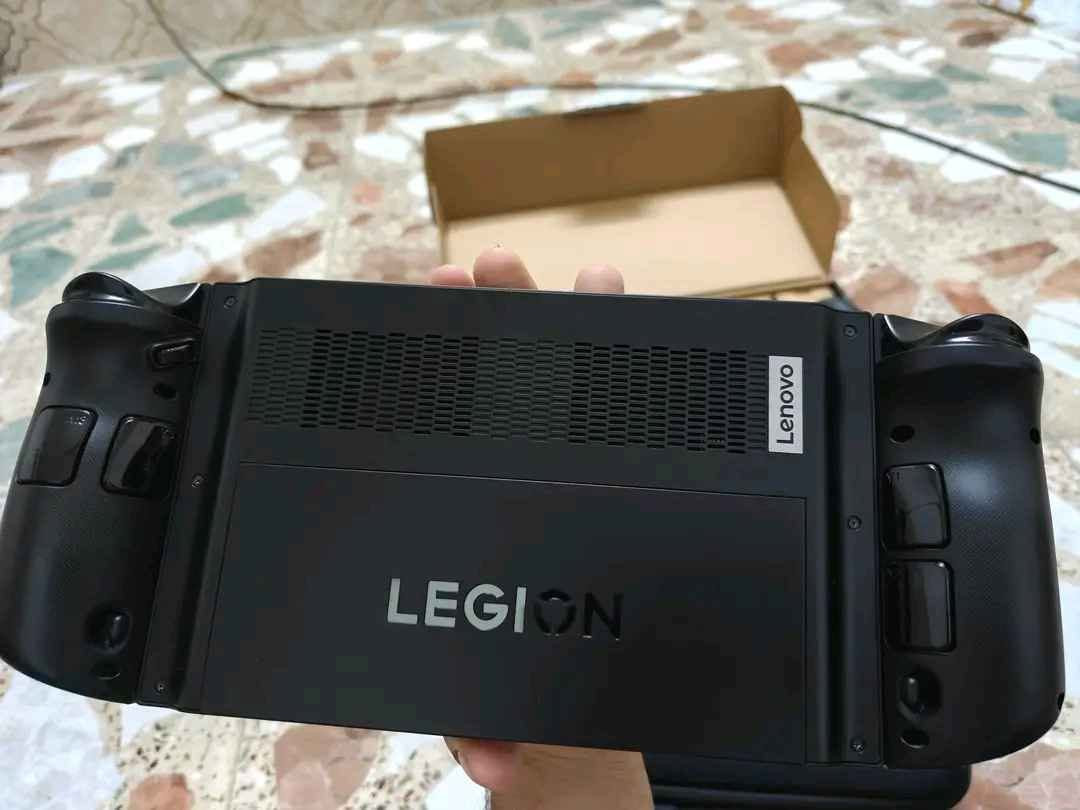 جهاز لينوفو ليجن كو (Lenovo Legion Go) نسخة الـ 1 تيرا، الجهاز نظيف جداً
مسويله مود بطارية ومشدودله بطارية سعة 81wh من شركة BYD، يعني شحن يمشيك فترة أطول من نسخة الشركة العادية، وسعة البطارية اكثر من 100% وعدد دورات الشحن 21، 
الملحقات الي وية الجهاز
الجهاز يجي وياه كامل غراضه الأصلية الكارتونة مالته، الشاحنة الأصلية، الجنطة الي تجي وياه من الشركة
الملحقات الإضافية
كفر حماية (Protective case)، ومسكة إضافية (Grip).
مسكات لليد (Comfort Grips) 
 لاصق الشاشة من شركة JSAUX
سعر الجهاز 875 الف. بغداد, العراق


**إذا كنت صاحب هذا الإعلان وتريد حذفه لأي سبب، رجاءا أرسل رسالة إلى الدعم الفني**