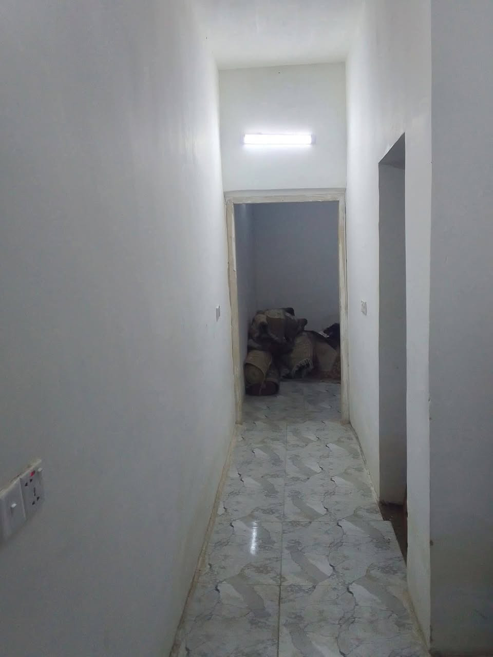 سلام بيت 100متر بناء مال هاي السنه حي البساتين حي السلام قريب علا شارع التكاتك   سند اصفر ملبوخ بل كامل جص وبورك  سكف صب الارضيه سيراميك بي غرفه وحمام وتواليت ومطبخ وحستقبال وحولي مدخلين السعر 35مليون للستفسار *********** ممتواجد علفيس
