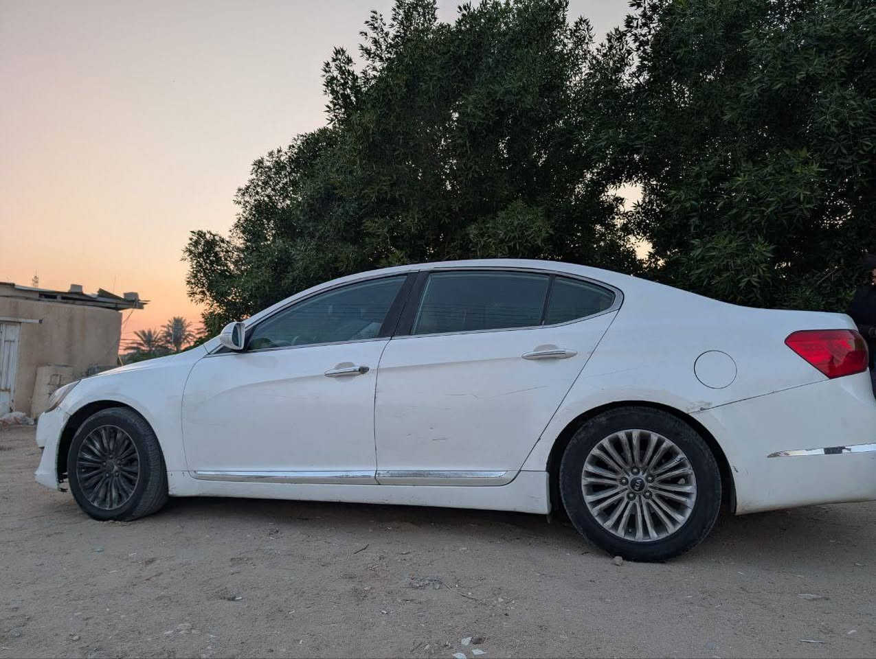 كيا كادنزا 2011 ملكي vip 
فول مواصفات: كراسي كهربائي كل الاتجاهات اشاير مري وترحيب ويل 19 رياضي محرك جديد صار شهرين من مبدلة لا صوت رواجز ولا غيره 
منظومة ماء جديدة راديتر ولف...الخ
تخم تاير جديد 
سيارة مال جناي
السيارة خليجي الي اعرفه بيها خشم البنيد وشوي من الجاملغ السيارة ماعندي كراج فالجهال مشخطيها اني ابيعلك حزام وهي مو حزام ابد فقط مكانات بسيطة وممحمليها معجون. 
سيارة بأسمي وشرط التحويل. رقمها مشروع وطني وين متريد نداور.
السيارة بيها نواقص بسيطة حدادية خلفي ودرايم امامي فقط الباقي منفوض بالجديد 
اخوان مستعجل وعارضها بأقل من سعرها الي تعجبه يخابر ويشلع عيوني
عارضها ب100 وبيها مجال بسيط
***********
