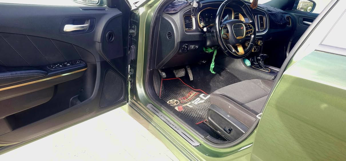 جارجر 20محرك 3600 sxt بلاك توب زيتوني بدون حادث فقط خسفات بجم وظهر كبس. السعر 215 وبيهاحك جيتك السياره جديده واحلئ من الصور مال جناي باقي التفاصيل خاص او واتساب *********** مكان بغداد حي اور
