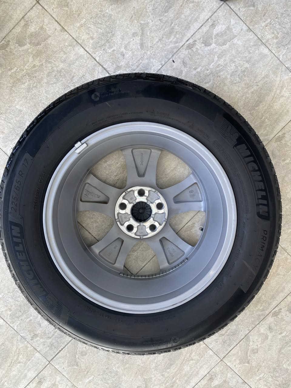 السلام عليكم 
تاير مع ويل عدد 3 اصلي شركة تايرات مشلن انتاج اسبوع 28 من سنه 24 بعدهن جدد ماشي عليهن 4000 فقط ملاحظة تايرات بدون حساس 
للاستفسار ***********
مكاني الانبار الرمادي 
يوجد توصيل
