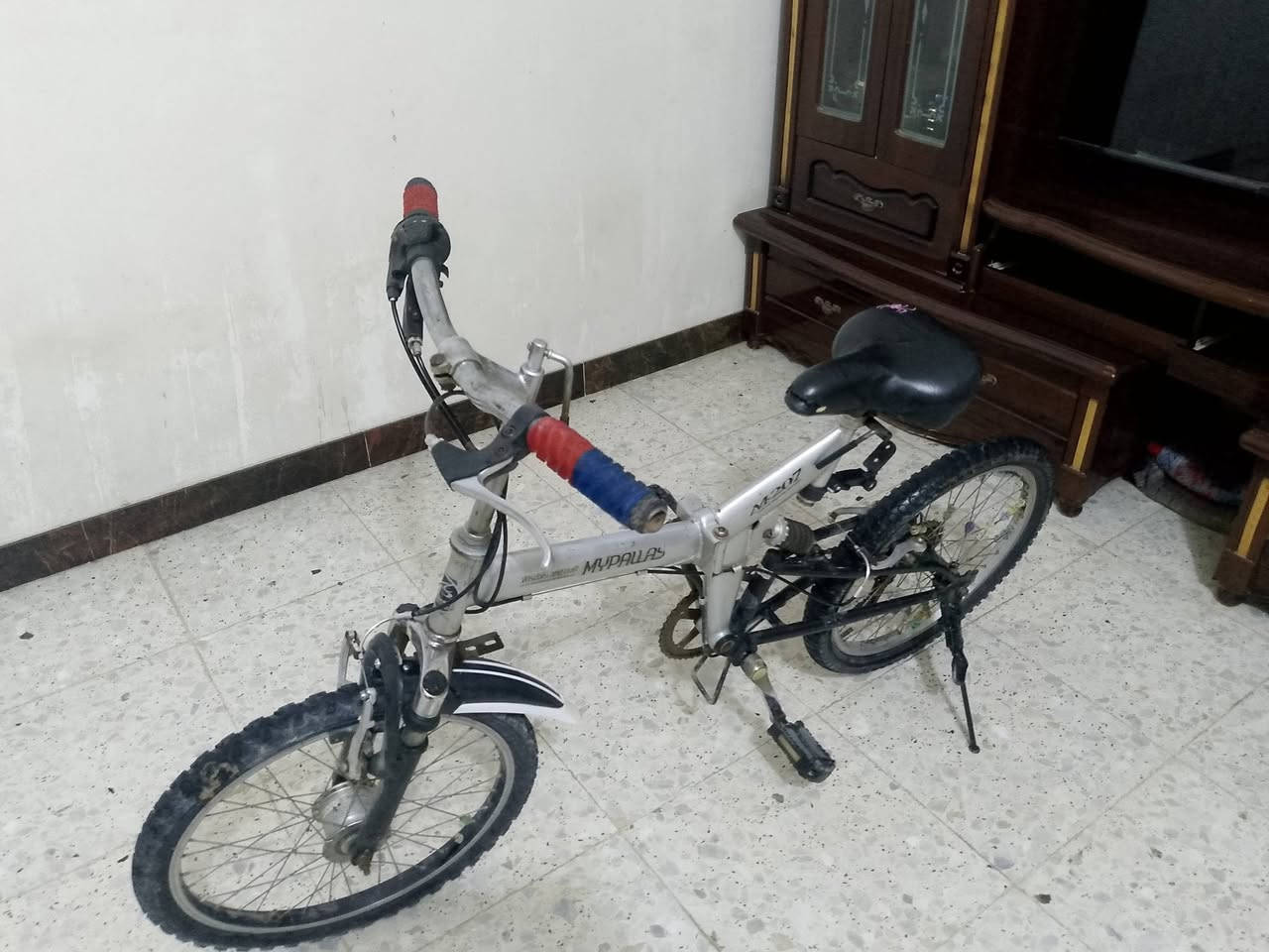 اخوان بايسكل البيع ابو طبكه ياباني جديد  حجم 20تايرات مامي خلفي جديدات بريكات امامي خلفي شغاله 
السعر. 55وبي مجال للطيبين 
رقم تواصل ***********
