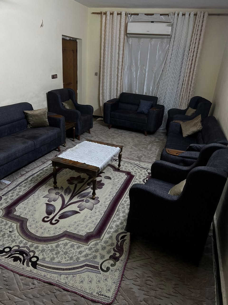 تخم للبيع ١٢ معقد

جديد ما مستعمل 

نوع الخشب بلوك اسود 

نوع القماش كتان 

لون فيلي مثل ما موضوح بالصورة 

السعر ٦٠٠ الف 

***********
