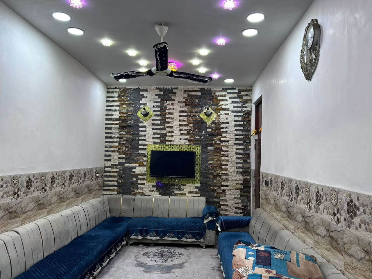 دار للبيع الشهداء/الدبيه الثانيه
مقابل جامع القرأن الناطق بالفرع
الطابق الأول/كراج. حديقه. استقبال. مطبخ. صحيات داخلية وخارجية. صالة. غرفة نوم. منور. 
الطابق الثاني /غرفة نوم . صالة. صحيات. السطح شتايكر. بناء 2021. ***********
