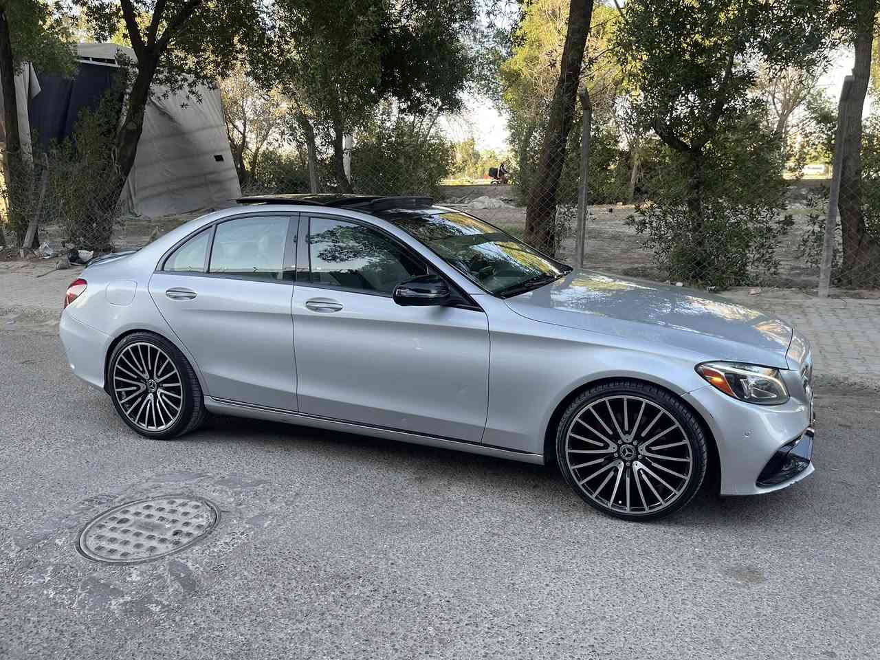 c300 موديل 2017
فول مواصفات
داخل اوف وايت  
صفر مسج 
كير مكينه مامفتوحات 
ماشيه 111  
بدون ايرباك 
سعرها 187
***********
