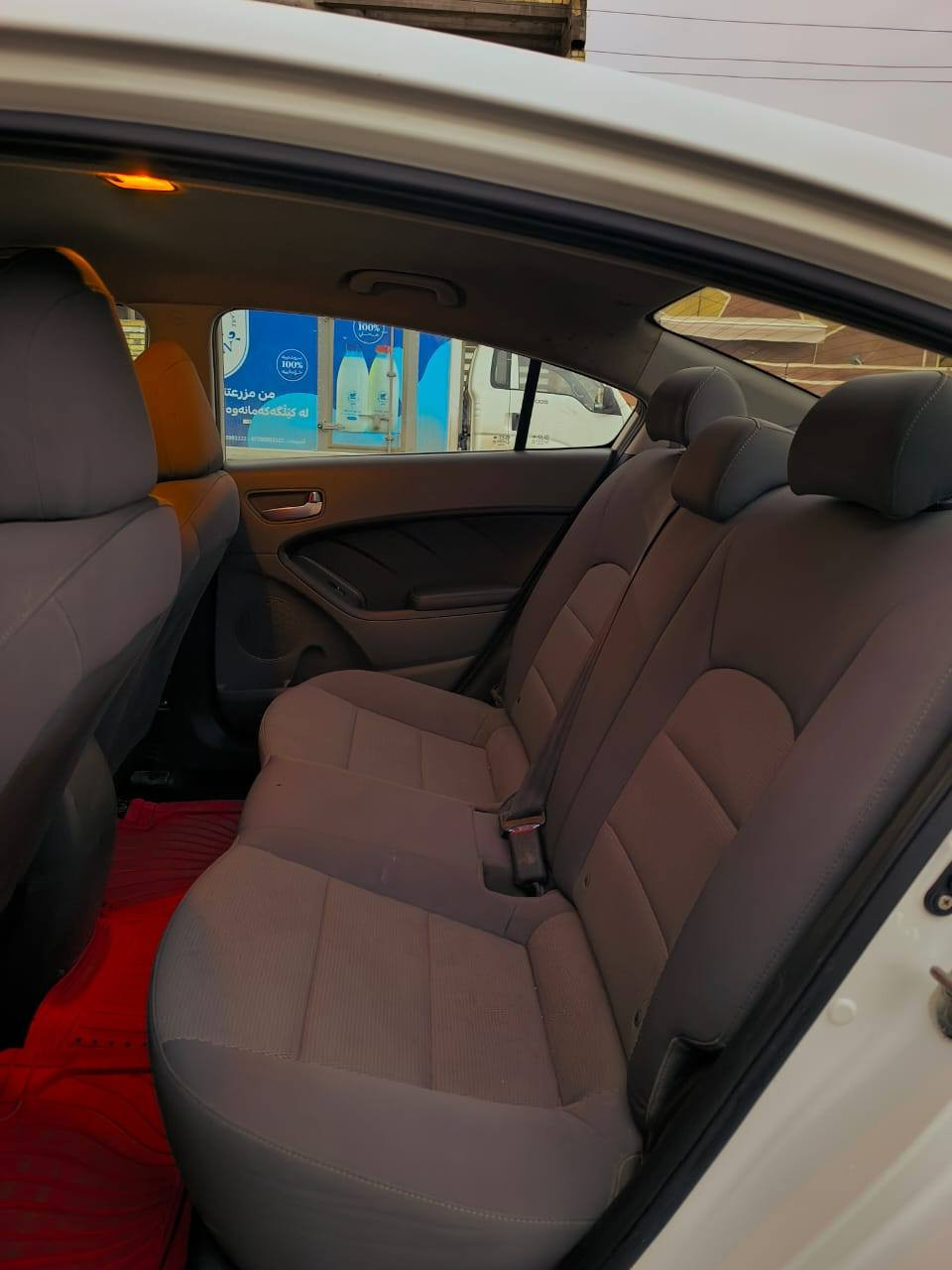 السلام عليكم كيا فورتي مديل 2018 وارد امريكي حادثها باب الصندوق فقط  سيارة كفاله من صبغ فقط هلالات الخلفية وسونار مرفق كير it مكينه دوش ٢٠٠٠ مامفتوحة  صدر جديد رقم بغداد بأسمي سعرها 128 وبيها مجال *********** وغير متواجد عل فيس
