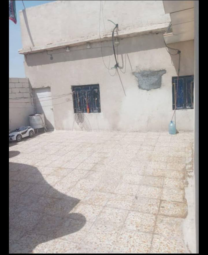 بيت للبيع مقابل شداد الفارس مساحه 400 5غرف وديوان ومطبخ حار وبارد وحمامات خارجي  وحمام داخلي سقف كونكريت وبي بير رتوازي وخط اساله السعر 75وبي ***********
