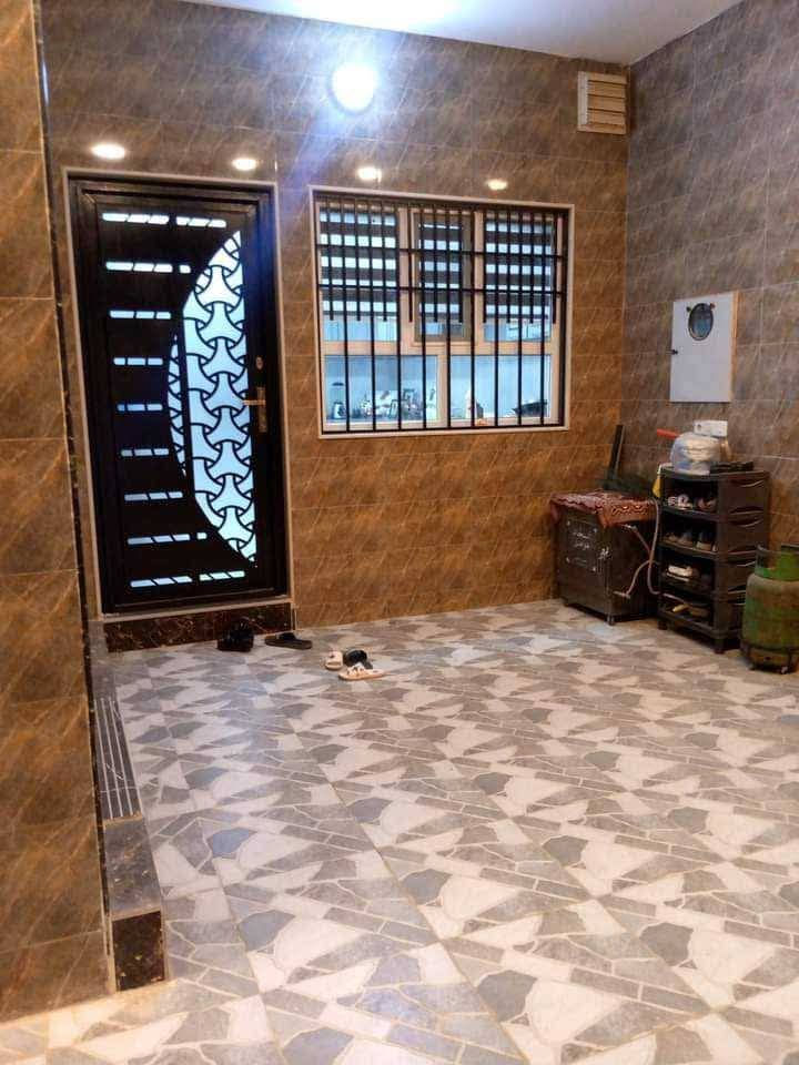 السلام عليكم
***********‬‏ او *********** بيت للبيع موقع البيت 
حي السماح الاركان سايدين الاركان بلفرع موقع مميز سند_طابو مساحة 150 واجهة 7/5 طابقين بناء2024 مجهز بكاونتر كرانيت ويا البيت وطباخ ايضا ومجهز بسستم كامرات وماطور مياه دفن وبردات زيبرا لكل الطابقين ومنضومه تصفية مياه #طابق_الاول غرفتين نوم واستقبال وهول وصحيات مفصولة شرقي وغربي ومطبخ وكراج ومناور 2 وتئسيس للغاز في المنور #الطابق_الثاني غرفتين نوم وبلكونات وصحيات مفصولة واستقبال ويوجد
#سطحين ناصي وعالي بل اضافة 
الى 4 تانكيات حجم كبيرهم  انا صاحب الدار للاتصال ع الأرقام اعلا٥ الواجهة مرمر وسيراميك
