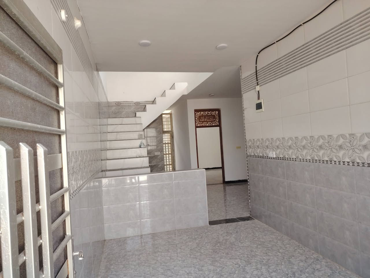 بيت 🏡 للبيع زراعي.    المساحه 150 متر
بيت جاهز للسكن
 بناء حديث ارضيه وسقف مسلح
يتكون من استقبال ومطبخ وصاله وغرفة نوم وحمام
المكان الصويرة حي الفرات مقابل محطة وقود الجوهره
والسعر الاتصال على الرقم
***********
***********
