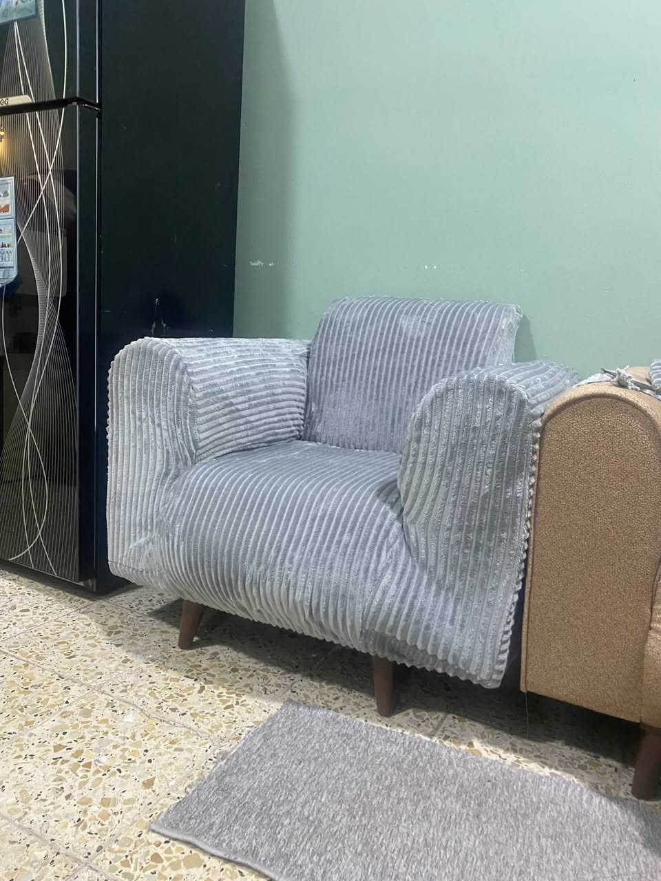 نص تخم للبيع قنفة ثلاثية وثنين كراسي الون الرصاصي هاي تلبيسة الون الاصلي بلون الكوشات الثنين اشتريتة قبل شهر بس دانتقل وقياس البيت ثاني يختلف اريدة 200 بعدة جديد اي ضرر مابي


**إذا كنت صاحب هذا الإعلان وتريد حذفه لأي سبب، رجاءا أرسل رسالة إلى الدعم الفني**