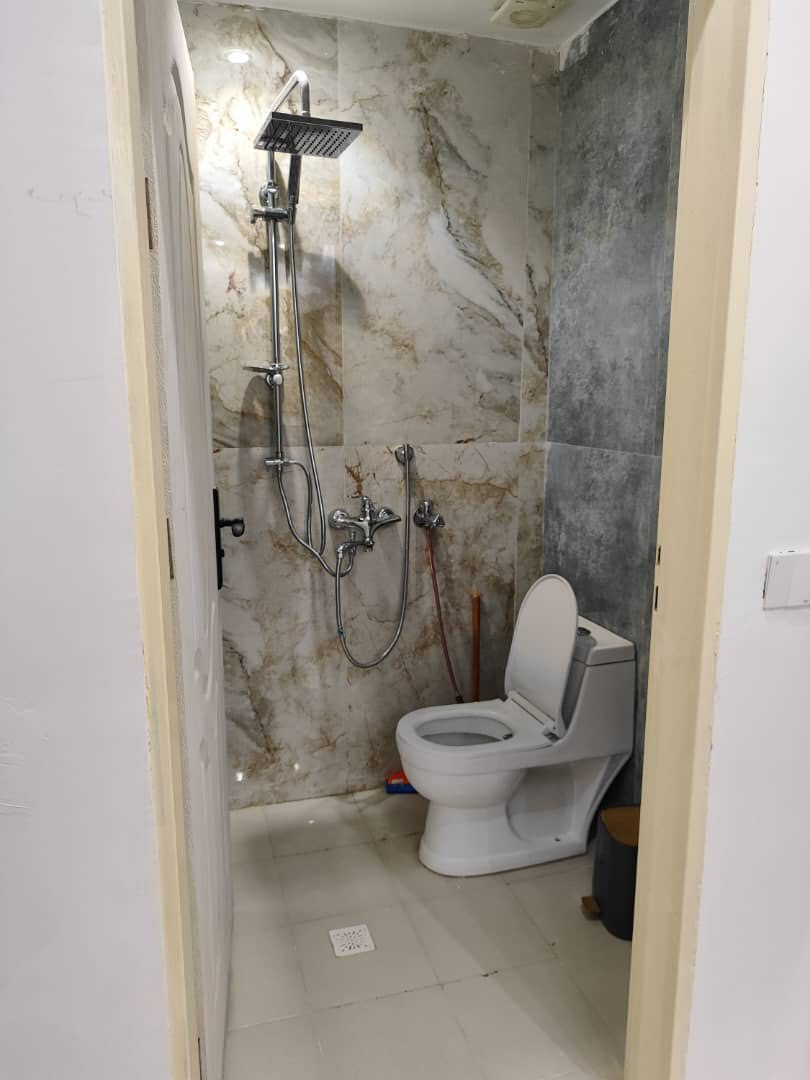 ⸻

🏠 شقة مفروشة للإيجار – يومي أو شهري

شقة مجهزة بالكامل
مساحة 60 متر
تتكون من:
🛏 غرفة
🛋 صالة
🚿 حمام
🚽 توالت

⚡ كهرباء 24 ساعة
🛗 مصعد
🛎 حراسة + لوبي + بناية مرتبة

📍 الموقع: الروضتين قرب الامام الحسين عليه السلام 

الإيجار مخصص للعوائل أو طالبات الجامعة فقط
الشقة نظيفة وجاهزة للسكن فوراً.

📞 للاستفسار: ***********
***********
⸻
