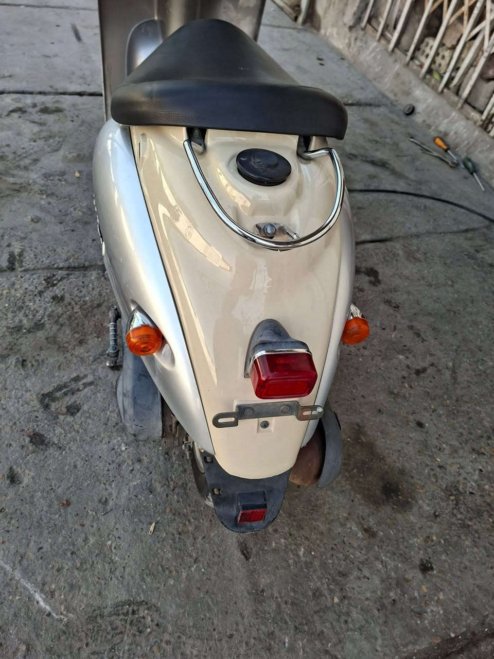 السلام عليكم دراجه كلاسك ياباني اصلي نثيه امتيازاد فحل برغي مامفتوح بيها يعني نن شركه كهريايات كيلو متر بانزين لايت اشاير مامجيوسه قبق هندر مامفتوح مشيها اتكول ماكس طسه انسه متحس تكول تمشي بلهوه للبيع الي يشتري الف هلا بي سعر 500الف بغداد رقم الهاتف ***********وكل الهلا بيكم وصلها موجود بيها من الاصلي والمنفيست
