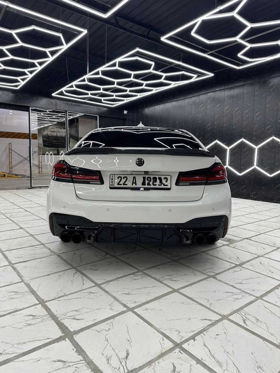 بي ام bmw 540 2019 (m package بلاد)
 (وارد الماني)(بصمتين)
 (مواصفات خاصة) 
(ماشية 100 الف ميل)
(محدثة m5 بالكامل لايت وبكلايت ولحية ودواسات والبنيد محدث) 
(ضررها بيها بنيد مصبوغ وبيها جاملغ بصف السايق صبغ بدون ايرباك ولا دواخل) 
(التعديلات مبرمجة stage 2 وعليها داون بايب)
(مواصفاتها) 
(داخلها لون قرميدي )
(كشنات تدفئة تبريد امامي وخلفي التبريد لمس)
(بالتكمة مال ركاب الخلفي فتحات تبريد)
(ستيرن تدفئة)
(التايرات الخلفية تفتر وية الامامية)
(حساسات وكامرات 360)
(عداد دجتال وداتاشو وفتحة) 
والمواصفات الباقية المعروفة هواية مذكرتهم (السعر 275 ورقة) رقم اربيل بأسمي المكان بغداد الرقم (***********)
