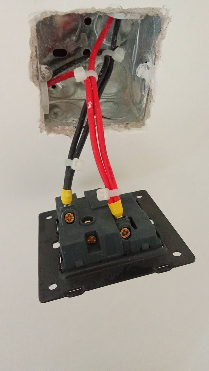 سيف الكهربائي
￼ لكافة الأعمال الكهربائية سيمنز- بوري- صيانة ترميم
للاستفسار:***********
