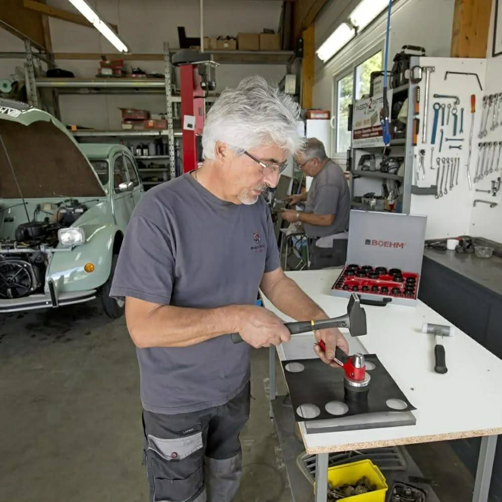 MODEL 1   /    BOEHM - JLB259PACC
MODEL 2   /    BOEHM - JLB260PACC
           [   Made in France  🇫🇷   ]
 ==========================
1ـ مجموعة مكونة من ( 34 ) مثقاب اسود مقوى قابل للتبديل والتركيب تستخدم لقطع الحاشيات أو الحبيبات أو الحلقات المعدنية والمطاط حتى قطر ( 59 مم ) ٠
 2ـ اسطوانة فضية تثبت عليها المثاقب السوداء بسهولة بالغة بفضل نظام التثبيت المريح ٠٠
ويمكن تثبيت اكثر من مثقاب معا لعمل حلقة ( واشر ) في عملية واحدة وكما موضح في الفيديو التعليمي ٠
3ـ اداة قطع اضافية على شكل حرف ( L ) حتى ( 420 مم ) ( 42 سم ) تحتوي على شفرة فولاذية حادة جدا لقطع دقيق وعالي الأداء ودبوس تمركز فولاذي وكما موضح في الصور المرفقة  ٠
4ـ قبضة حمراء برأس طرق فولاذي عالي الأداء ومريح وآمن ليطيل عمر الأداة، ونظامها الحاصل على براءة اختراع والذي يمتص الاهتزازات ويوفر راحة حقيقية للمستخدم ٠

المحتويات :-    (  42 قطعة  ) 
======================
1ـ ( 34 ) مثقاب اسود مقوى ٠ 
2ـ مقبض احمر برأس فولاذي ٠
3ـ اسطوانة فضية ٠
4ـ اداة قطع على شكل حرف ( L ) ٠
5ـ شفرة فولاذية ٠
6ـ دبوس تمركز فولاذي لتحديد مركز القطع بدقة والقابل للسحب والتمركز  ٠ 
7ـ صندوق معدني مطلي ٠
8ـ كارتون اصلي ٠
9ـ مفتاح ( ألينكي ) لاستبدال الشفرة بسرعة ٠
10ـ مسطرة قياس مطبوعة على العلبة لضبط قطر القطع ٠

يتضمن الموديل الاول ( الفردي ) :- 
مثاقب سوداء تبدأ من ( 2 - 59 ) ملم
02-03-04-05-06-07-08-09-10 )
11-13-15-17-19-21-23-25-27
29-31-33-35-37-39-41-43-45
ملم  ( 47-49-51-53-55-57-59 
مع كافة الملحقات الموضحة بالصورة تماما ٠٠٠

يتضمن الموديل الثاني ( الزوجي ) :- 
مثاقب سوداء تبدأ من ( 2 - 60 ) ملم
02-03-04-05-06-07-08-09-10 )
12-14-16-18-20-22-24-26-27
30-32-34-36-38-40-42-44-46
ملم  ( 60-58-56-54-52-50-48 
مع كافة الملحقات الموضحة بالصورة تماما ٠٠٠

الوزن  (  5.6 كجم  )
ألابعاد (  38x 33 x 5.5  ) سم

    متوفر (((( قطعة واحدة فقط ))))) ٠٠٠
                  استيراد خاص ٠

للتواصل على الهاتف أو ألواتساب حصراً ٠٠
         هـ   {  267 969 07702 }
     يتوفر توصيل لكافة المحافظات
