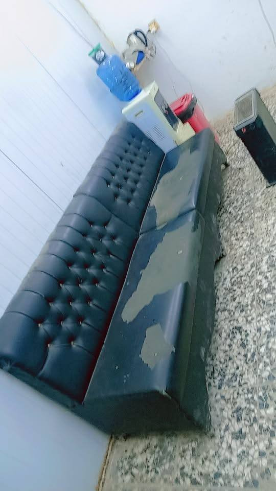 السلام عليكم محل حلاقه للبيع بسعر مناسب محتوياته كامله بحي الكوقه يم فرن الشويلات ركن عله الشارع العم اتصل ولستفسار ***********/بي وتساب
