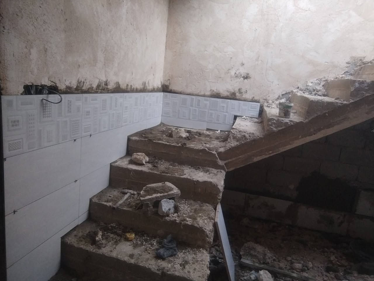 سلام عليكم خلفة سيراميك شغل درجه اولئ  60في30و120في60بورسلاين 60في60 عنوان نجف الاشرف  *********** ! الحجز ولاستفسار
