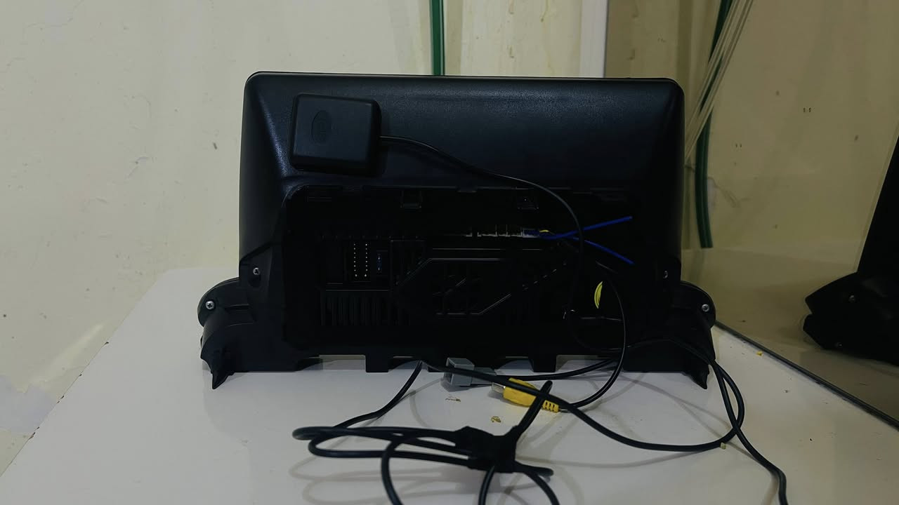 السلام عليكم
شاشه اندرويد نضيفة جدا 
للبيع 
***********
