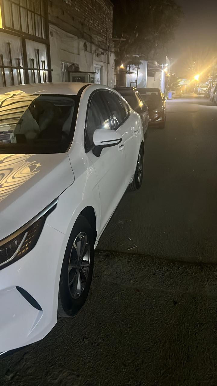 السلام عليكم عندي بي واي دي ديستروير موديل ٢٥ ماشية ٦٠٠ كيلو بدون رقم عندي براء ذمة مدوشم الارضية ومعرب الشاشة وضع الشركة السعر ١٩٥٠٠٠٠٠ مليون اللون ابيض للمعلومات الاتصال على الرقم***********
