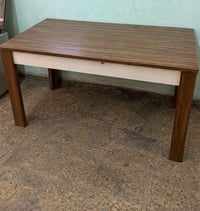 ميز مكتبي • ميز طعام • نظيف