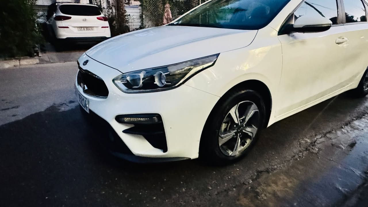 السلام عليكم 
كيا سيراتو 
موديل 2019
مكفوله من البارد والتبديل الصبغ 
تخم تاير جديد 
ادامه كامله بالشركه الدوليه
بيه رصعات مال الحالوب (رصعات بسيطه كلش)
مري شفط 
قطعتين تبريد
تحكم 
كامره
حساس
لد خلفي
بغداد الكرخ /حي جهاد  
الاتصال ***********
            ***********
