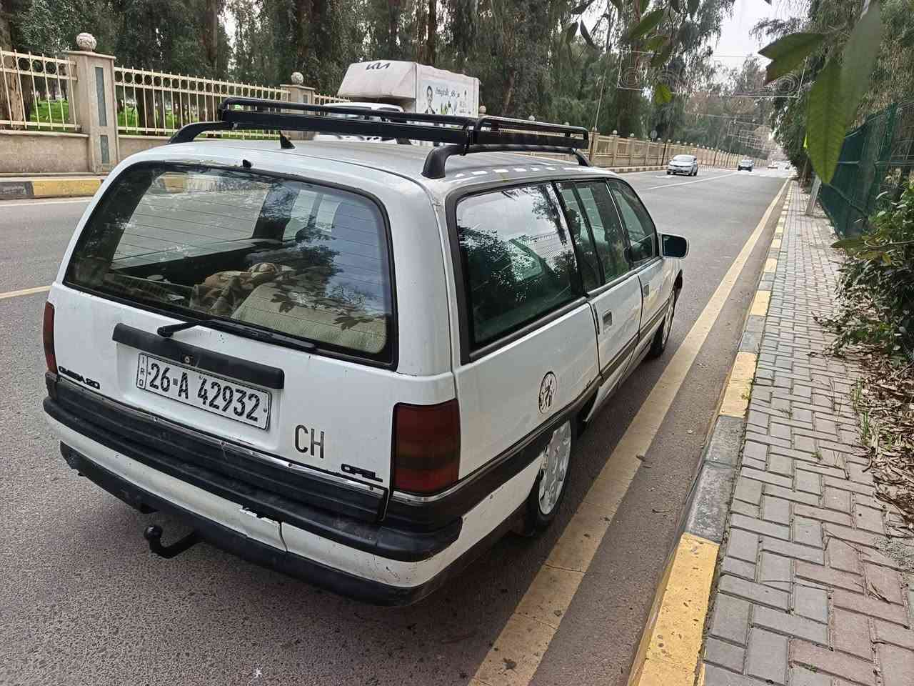 السلام عليكم 
اميكه حجم 20 كير عادي 
رقم صلاح الدين مشروع وطني 
موديل 93 
الشرعي بالموصل باليمن وشرط التحويل 
سنويه الى29
كوبون بانزين بيها الكتروني 
فتحت سقف 
جامات الامامي كهرب 
محرك وكير خير من الله 
مكان السيارة بالموصل 
للاتصال على هذا الرقم(***********)
