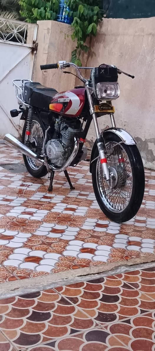 السلام عليكم شباب دراجه للبيع اربعه قير النوعيه تايجر الموديل 2019 دراجه جديده  جديده سعرها 550 اصوله رقم الهاتف والواتساب ***********

