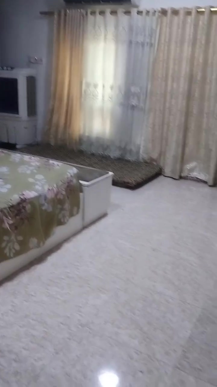 بيتين للبيع طابو باسم شخص واحد  واجهه ١٥ ونص نزال ٢٢ ونص البيت الاول بناء جديد والثاني بناء قديم صالح للسكن وبي بناء طابق ثاني هم العنوان حي الواسطي خلف جامع الجبوري بالضبط للاستفسار التواصل او الاتصال على الرقم ***********
