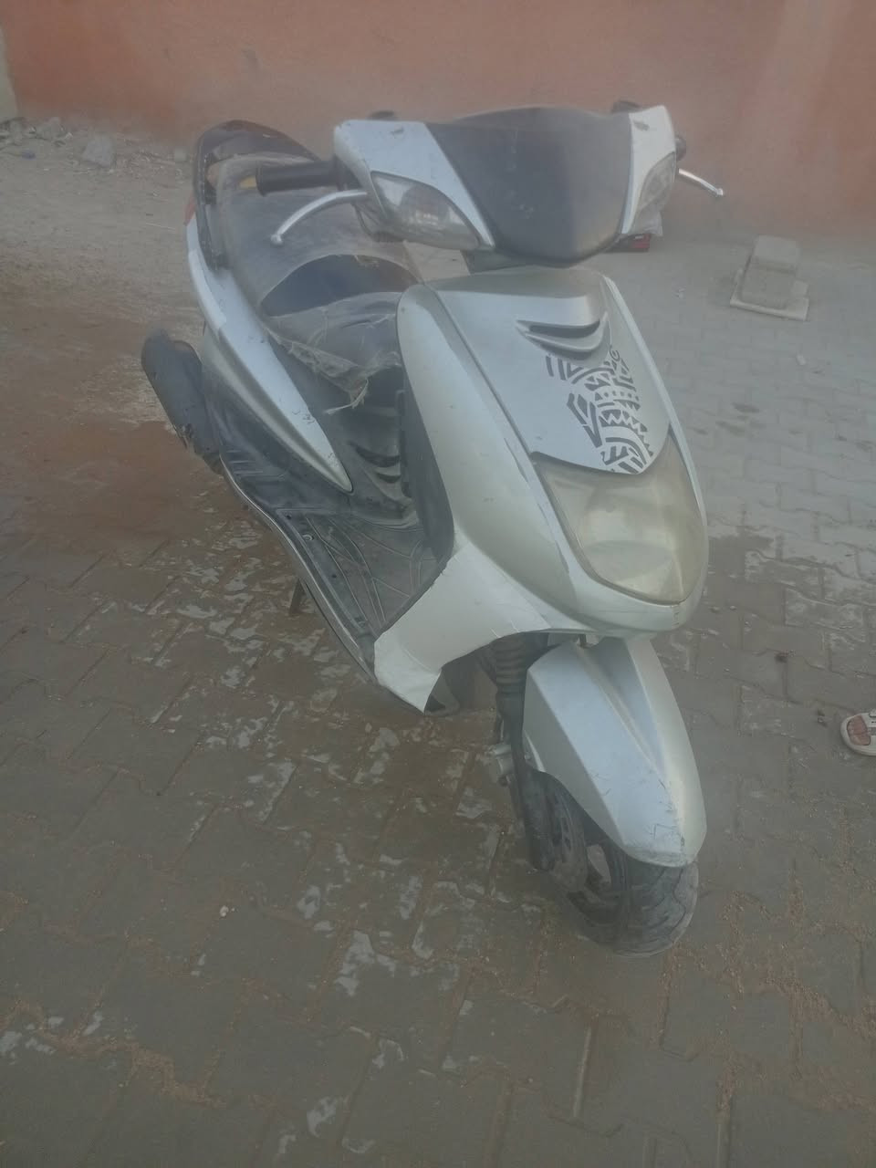 دراجه سكنس نثيه كلج الامامي عطل وعفتهه طافيه ماشغلتهه كهربائيات بلاديه كلهه شغاله للبيع 250 وبيهه مجال بسيط
***********
