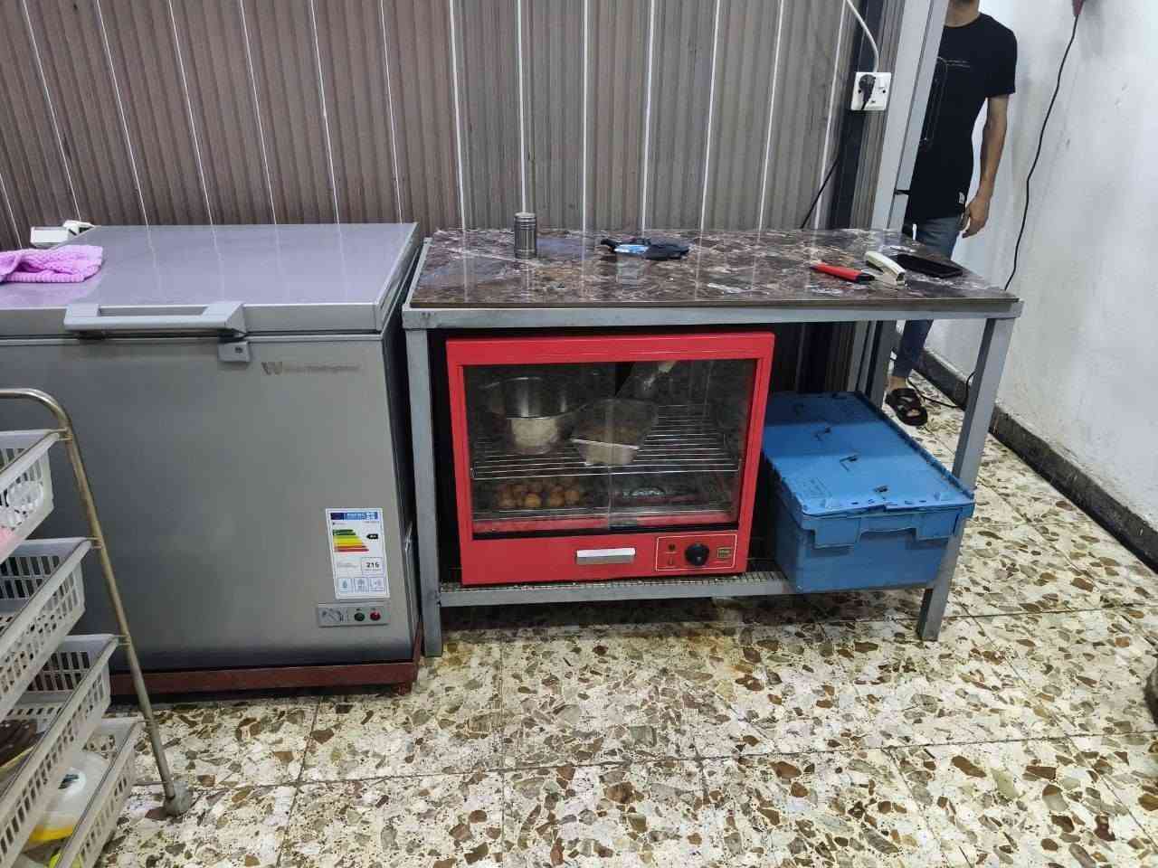 كافتريا للبيع  شارع 30 قرب مركز حصي الخاجية 
الكافتريا مجهزة 

شواية بركر ايطالي 130 سم كبيرة
قلاية 2 حوض حساس دهن 
ميز قلي فلافل 
كابسة صاج 
حماية طعام 
شواية دجاج ٦ شيش 
براد عمودي عدد2 
مجمدة عدد 1 
ميز ستل استيل ايطالي عدد 2 
ميز بلاستك عدد 2 
8 كرسي 
ميز كاشير 
مبردة عدد 2 
مولد 22 امبير 
سنك 
ملحق سنك 
رفوف 
ميز عدد 2 
مثرامة لحم 
خلاط حمص 
للاستفسار استفسار على هذا الرقم *********** واتساب اتصال 
غير متواجد على الفيسبوك
