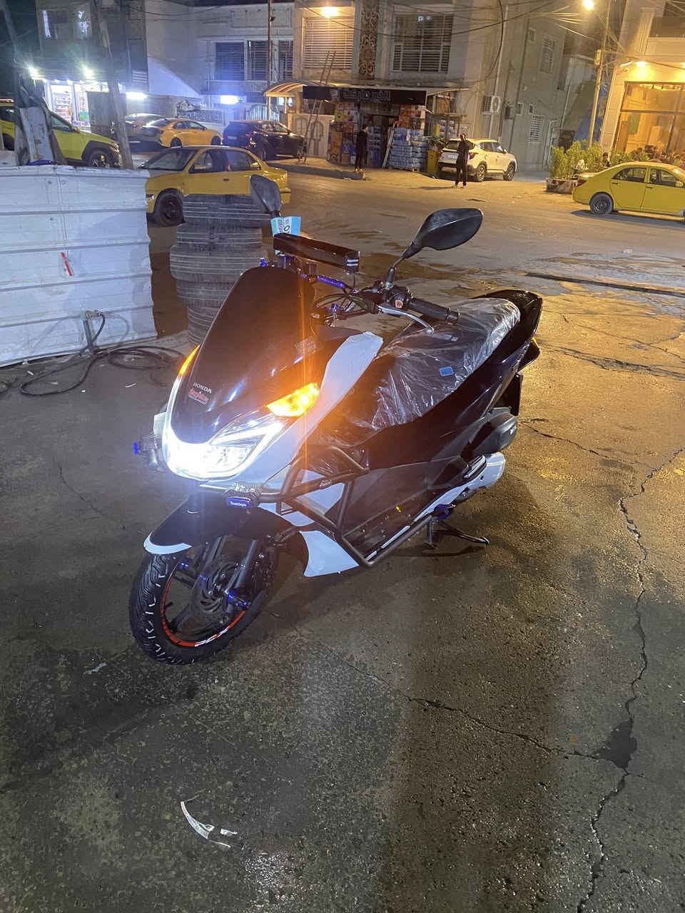 السلام عليكم شباب pcxالجيل الثاني للبيع الدراجه يابانيه مكفوله كفاله عامه مكينه وكفر اذا مفتوحه المكينه لو مبدل شي بل كفر ترجعهة الدراجه شديتلهة غراض ودرع مفوله من الاخير كدامك بل صور مزاد  ونازله معرض بيت طارش كدامك المكاتبه ودراجه لوك جديده حساسات كهربائيات كلهن شغال ماشيه بل مزاد 49الف وحالياً 52الف صالنصه رياضي كاتم والسعر 23وبيهة مجال بسيط لاتخابرني مراوس فقط بيع وهاذ رقمي للشراي ***********
