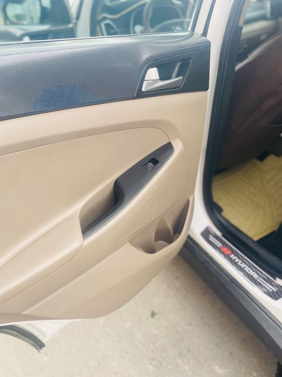 سلام عليكم
توسان خليجي موديل ١٩ الگاصد
فول عده الفتحه 
سياره جاهزه مكفوله من ظربه وصبخ 
تخم تاير جديد 
خمس عدسات 
بكلايت لد 
أشاير ترحيب 
كشن كهرباء عدد ٢ 
تبريد شغال 
داخل مخمل بلادي 
لونين داخل اسود بيجي 
صدر امامي خلفي بلادي مكفول 
ماشيه ١٠٠ ألف 
والسونار مرفق مع الصور 
السعر 200 ورقه وبيه مجال 
للاستفسار 
***********
***********2
