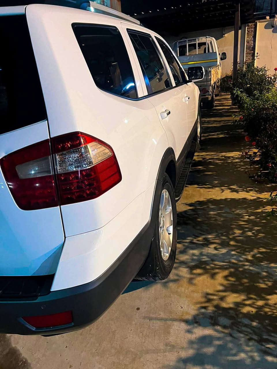 كيا موهافي 2013 خليجي فل مواصفات تتميز بمحرك 6 سلندر 3.8 لتر، دفع رباعي، 7 مقاعد، جلد، فتحة سقف بصمه تشغيل ،  تبريد وتسخين مقاعد، ومواصفات أمان عالية مثل 10 أيربكات
التحكم: تحكم مركزي، مثبت سرعة. 
المواصفات الخارجية:
الإضاءة: مصابيح ضباب أمامية، إضاءة للفرامل.
الإضافات: سياج على السقف، عتبات جانبية.
الحجم: تصميم SUV كبير،
مامشية 59 myl. استفسار اتصل على الرقم تالي
***********
