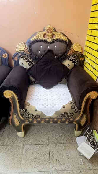 تخم للبيع 
٢ قنفه ام ثلاث نفرات 
قنفه ام نفرين
٢ كراسي 
 السعر ٥٠٠
للاستفسار  ***********
