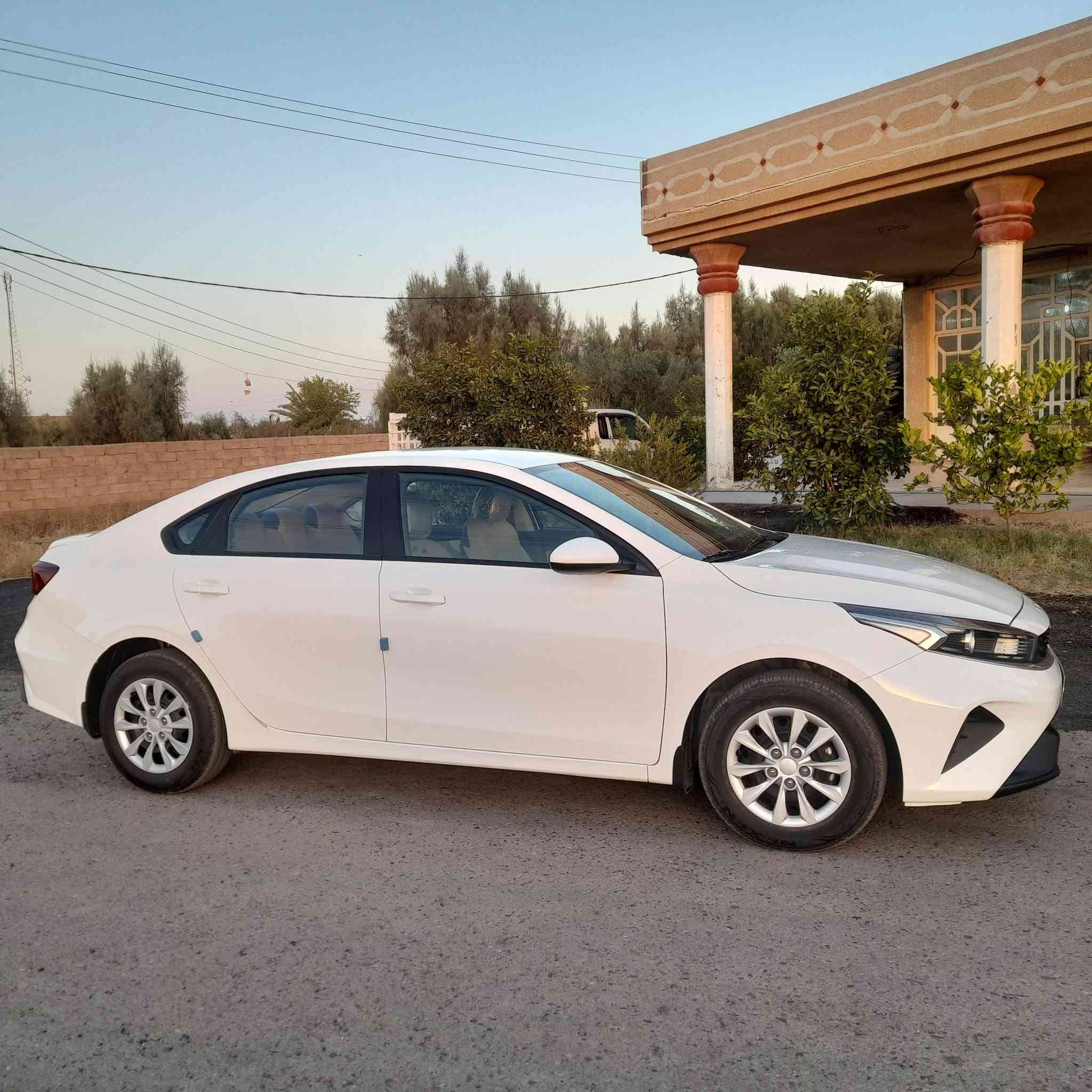 سيراتو خليجي ٢٤ باسمي السنويه ماشيه ١٧ الف كفاله عامه من صبغ وتعديل وشخوط نظيفه جدا مكينة ٢٠٠٠ كوري اصليه مكانها بغداد الطارميه الفريجات  ٠٧١٣٠٠٩٩٣٩  او *********** سعرها ١٨٥ ورقه
