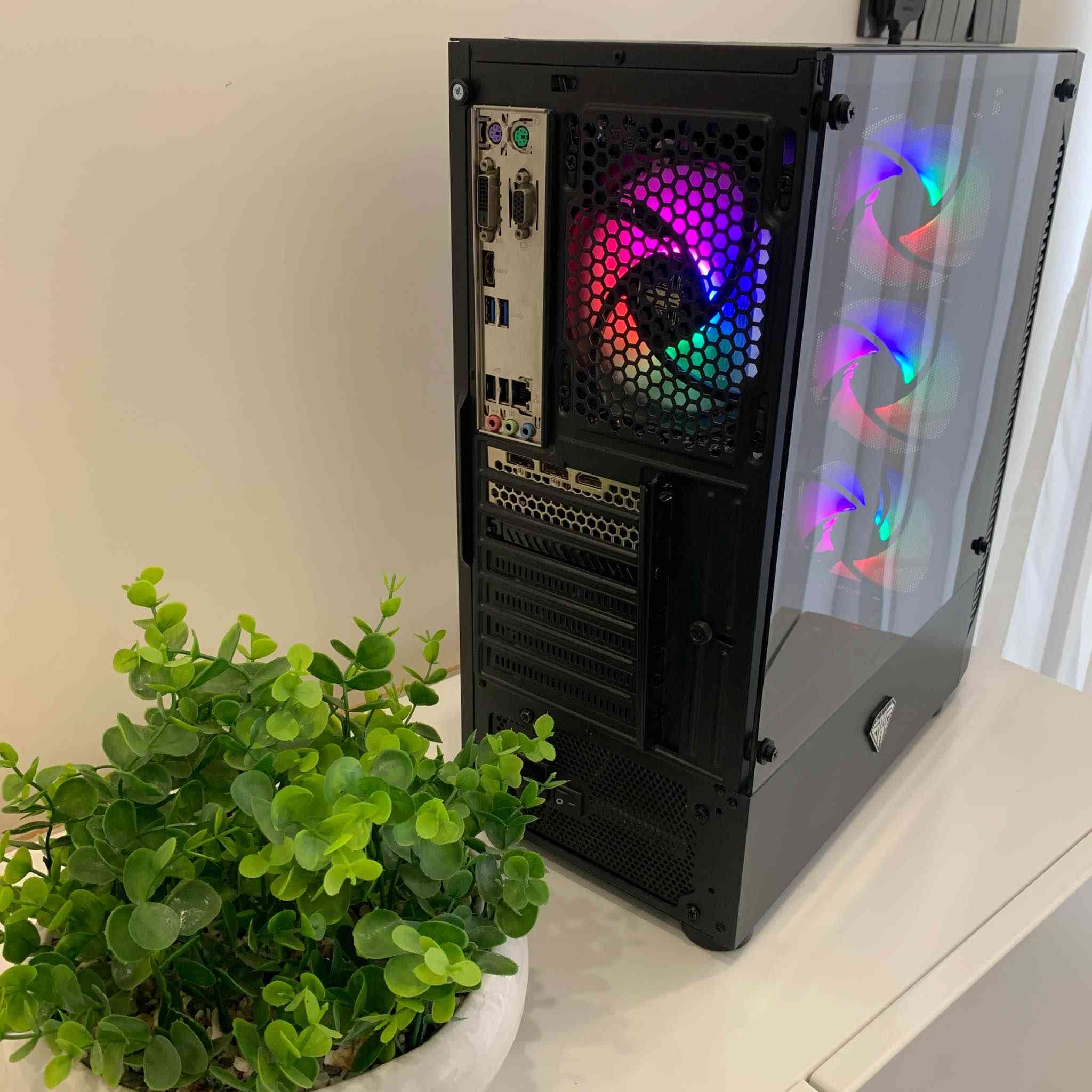 PC Specifications

CPU: Intel® Core™ i3-10100 (4C / 8T)
CPU Cooler: DeepCool Ice Edge Mini FS V2.0
MOBO: ASUS PRIME H410M-R
RAM: 16GB DDR4-2666MHz
SSD: ADATA 256GB SATA SSD 
HDD: Toshiba 500GB 3.5” Second Storage
GPU: Gainward GeForce GTX™ 1650 4GB
PSU: MASS 550W
Case: Mass ATX Mid-Tower Gaming PC Case

✅ Best Use Cases

🖥️ Daily & Office Work
 • Microsoft Office (Word, Excel, PowerPoint)
 • Web browsing, emails, Zoom/Teams
 • Light multitasking
✔️ Very smooth

🎬 Media & Content
 • 1080p video playback (YouTube, Netflix, movies)
 • Light photo editing (Photoshop, Lightroom)
 • Basic video editing (1080p timelines)
✔️ Fine for casual creators

⸻

🎮 Gaming Performance (1080p)

With GTX 1650 4GB + i3-10100, expect Low–Medium settings in modern games:

🟢 Runs Very Well
 • CS2 / CS:GO
 • Valorant
 • League of Legends
 • Dota 2
 • Rocket League
 • Minecraft
 • Fortnite (Performance Mode)

🟡 Playable (Low–Medium Settings)
 • GTA V
 • PUBG
 • Apex Legends
 • Rainbow Six Siege
 • FIFA / EA FC series
 • The Witcher 3 (Low)
 • Skyrim SE السليمانية, العراق


**إذا كنت صاحب هذا الإعلان وتريد حذفه لأي سبب، رجاءا أرسل رسالة إلى الدعم الفني**