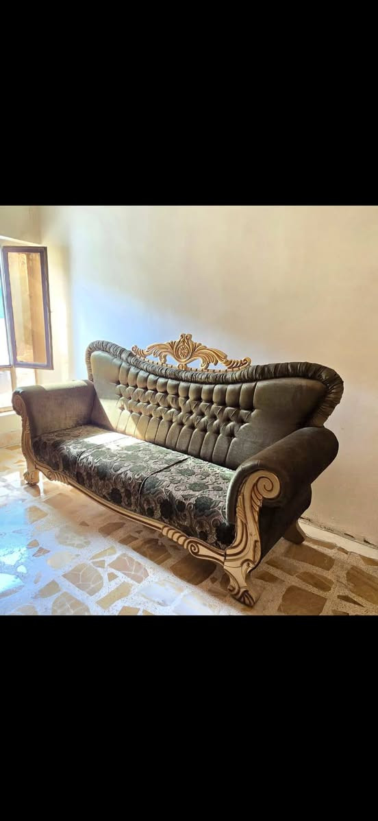 يوجد طقم قنفات جديد ١٠ مقاعد ثلاث قنفات واثنيم كرسي بسعر قفل ٦٥٠ جديداتصال على رقم *********** بغداد السيدية
