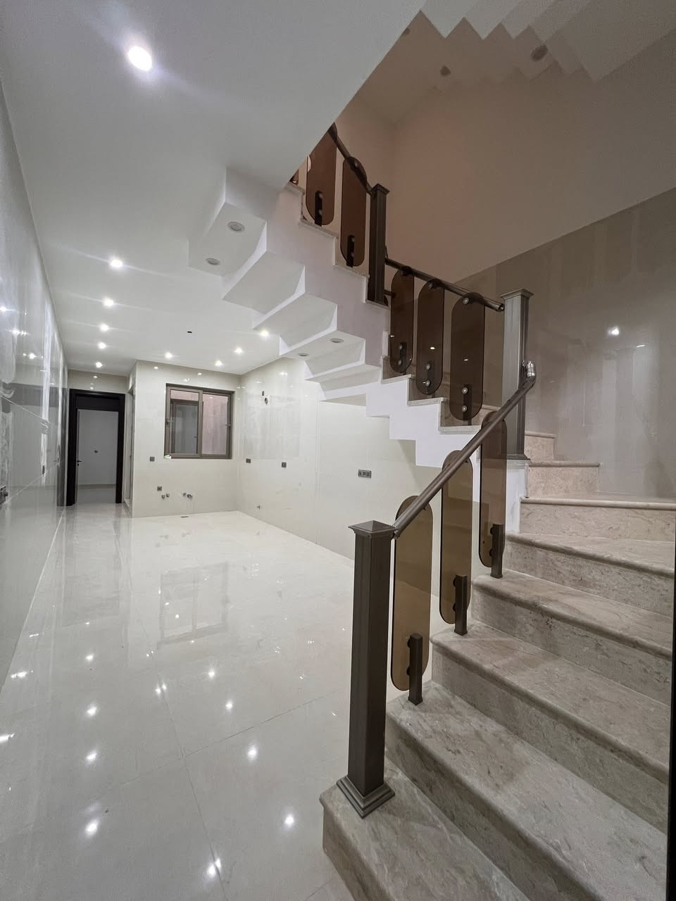 بيت للبيع في بغداد – حي القاهرة
📍 الموقع: حي القاهرة – قرب أسواق أبو تحسين
📐 المساحة: 134 م²
🏠 بناء حديث ومواصفات مميزة

✅ 4 غرف نوم
✅ 4 حمامات
✅ صالة واسعة
✅ مطبخ
✅ منوران
✅ كراج للسيارة

فرصة مناسبة للسكن العائلي في موقع حيوي وقريب من الخدمات والأسواق.

📞 للاستفسار والمزيد من التفاصيل يرجى التواصل
***********
  #بيت_للبيع #ضباط_القاهرة #بيع_شراء #عقارات_بغداد
