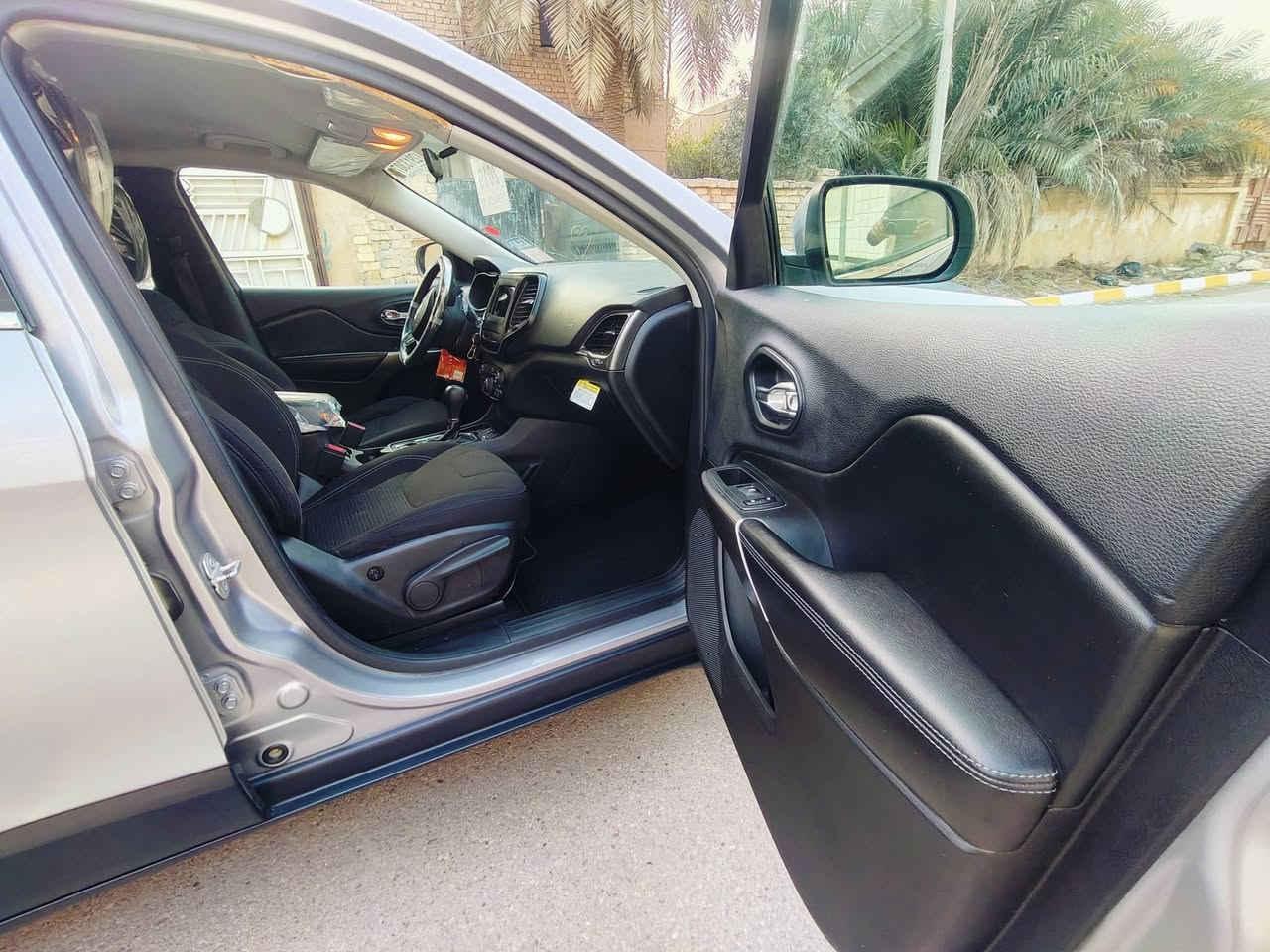 السلام عليكم جيب بزون موديل 2019وارد امريكي حادثه حافه البنيد فقط بدون ضرر داخلي شرط الفحص وصور الحادث ورقم الشاصي  وكتاب الفحص.بل منشور محرك  2400مامفتوحه عل بلااد رقم ذي قار تحويل مباشر هزه وسنويه جددلل2028 سياره جاهزه تبريد ثلج تخم تاير حداديه خلفي امامي 100ب100مواصفات نص فول معروفه  مكان السياره ناصريه حي التضحيه السعر 137وبيه مجال تفاصيل اكثر اتصل ***********
