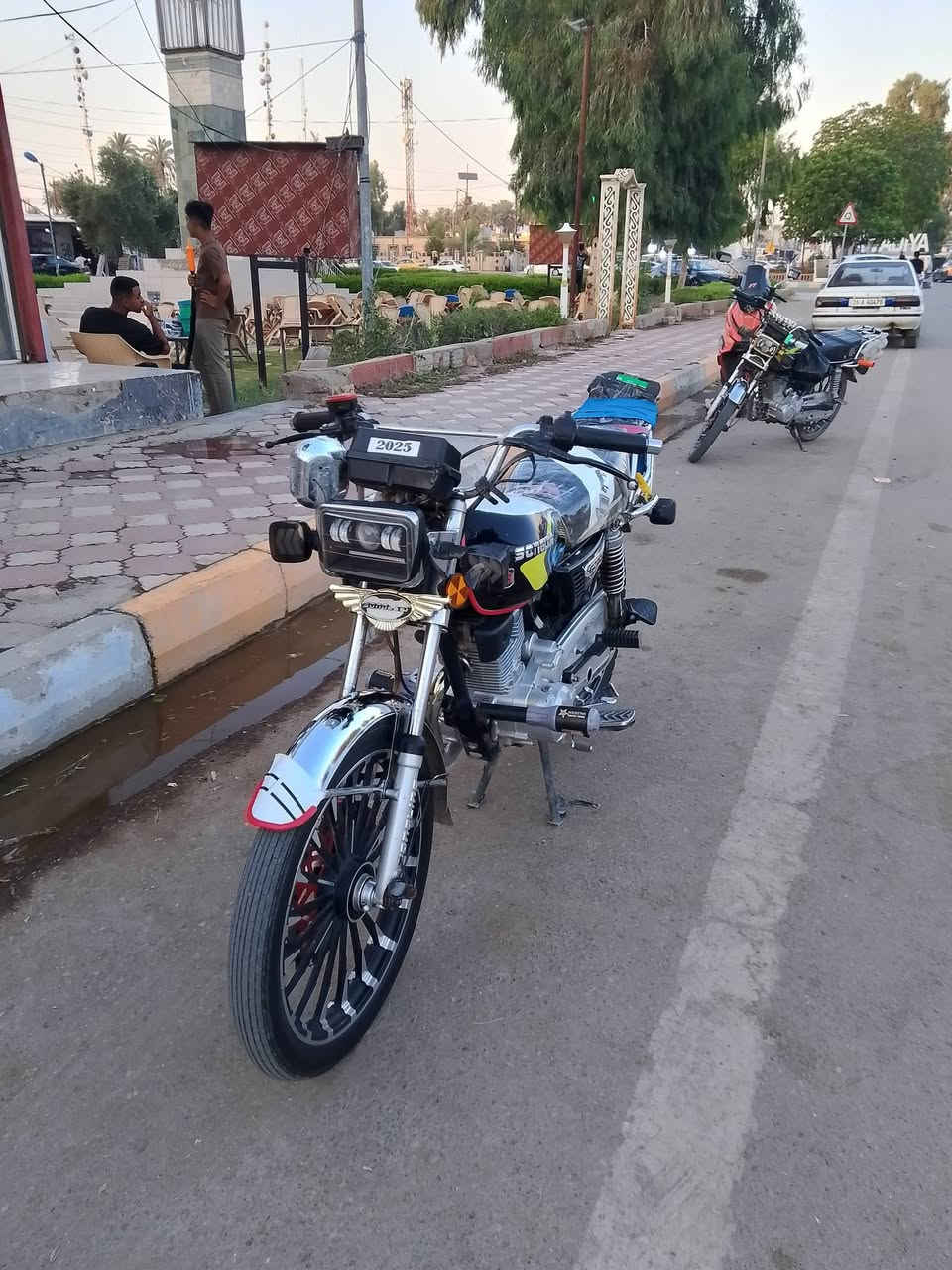 السلام عليكم دراجه البيع مستعجل سيفان موديل 25محرك200cc دراجة نضيفة خير من الله اوراق بيهة دراجه كامله كهربايات شغاله ليت عالي ناصي السعر 650 وبيهة مجال حك الجيه مكان ديالئ شهربان اتصال ***********
