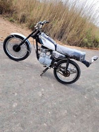 اخوان دراجه للبيع نضيفه وحلوه السعر ٣٥٠ وبيهه مجال اتصل07827540995