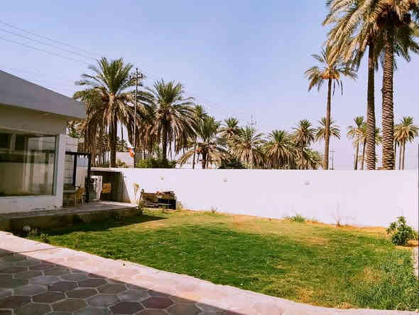 السلام عليكم قطعة أرض للبيع المساحة 500م واجهه 25 نزال 20م تحتوي على دار مساحة  البناء 200متر4غرف نوم و3منور وصحيات وصاله جلوس ومطبخ حار وبارد واستقبال 8 4وصحيات خارج البيت مسيج وكامل وحديقة واسعة خدمات كامله يبعد عن الشارع والمدارس 50 متر
المكان الدورة البوعيثه قرب مدرسه الاحرار بالضبط 
***********
***********
