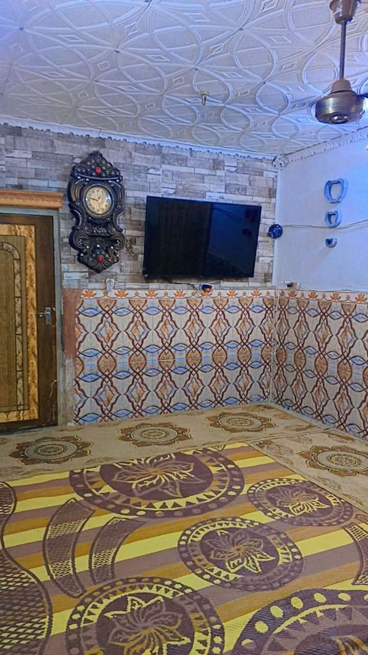 السلام عليكم بيت ١٠٠ متر قاط ونص مكون من استقبال مطبخ حولي غرفتين نوم فوك وجوه وسطحين ع شارع الخمسه كيلو ثالث بيت قرب مطعم الجديد مذاق العالم للاستفسار الاتصال على الرقم ***********
