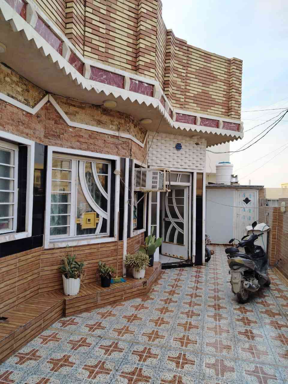 السلام عليكم بيت للبيع  طابقين مساحه ٢٠٥ متر يحتوي على أربع غرف نوم واستقبال وصاله ومطبخ بيت جديد ونضيف ارضيه مرمر وجدران سيراميك يقع في حي المعلمين خلف أسواق الامسيباوي قريب ع شارع العام  نوع العقار زراعي للاستفسار اتصال ***********
