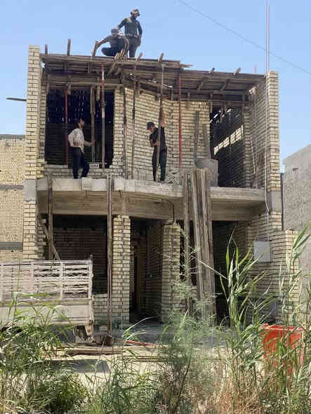 @إشارةاقرأ الأخير واختار الي يناسبك

بيت العائلة تبني بعروض مخفضة اسعارنا تنفسيه من العالميه للمقاولات

1-عرض هيكل ب(180) ب (200 )ب (220)الف للمتر الواحد

2- عرض بيت كامل تسليم مفتاح (400) للمتر الواحد المناور لاتحسب في المتر 

💯💯💯💯💯💯

عرض تسليم مفتاح بسعر (400) الف دينار للمتر 

اولاً/ ورفع انقاضه وتسوية الارض وتهيئتها للبناء.

ثانياً / ارتفاع الدار

1. الطابق الأرضي (310 سم )

2. الطابق الثاني والثالث  (300 سم)

ثالثاً / مواد البناء

1. الطابوق جمهوري .

2. الاسمنت نوع جيد.

3. الرمل والحصى المغسول.

4. حديد تسليح عراقي نوع FFخاضع للفحص 

رابعاً /

1. تعديل الارض-

2. قشط وتسوية الأرض.

3. فرش تراب والسبيس(20)سم .

4. معالجة الأرض بمادة الكلوردين.

5. فرش طبقة من النايلون الزراعي

6. الصب:-

• الرفت: للبناء الفعلي بارتفاع 30 سم

• الاسس الشريطية: للأسيجة 

• البتلو- 10 سم

خامساً / الابواب والشبابيك

1. الابواب

• الباب الخارجي- حديد

• باب الاستقبال - قاصه

• ابواب الغرف- تركي اوخشب  صاج 

• ابواب الحمامات - المنيوم 

• ابواب المناور والترك البيتونه والمطبخ – الحديد.

2. الشبابيك

• فريم حديد والمقطع (P.V.C) مع عمل كتيبه حمايه بسعر (30) الف دينار للمتر المربع الواحد.

سادساً/ صب السقوف:- بالكونكريت الجاهز بمقاومة انضغاط (35 mpa)

سابعاً / المجاري

تتم المباشرة فيها من البنى التحية  وتتضمن:-

1- بوري حجم اربعه  انج نوع الامل الشريف او البركة.

2- تثبيت المنهولات واغطيتها 

3- ايصال انابيب تصريف الحما مات ومرفقاتها.

4- ايصال انابيب تصريف مياه الامطار من السطوح والمناور. 

ثامناً / اسالة الماء

1- نوع البوري ومواصفته / كوي تركي.

2- نوع الخلاطات  والحنفيات/ تركي. 

تاسعاً / الكهربائيات .

1- السويجات والبلكات نوع اديسون .

2- نوع السلك - نحاس 

عاشراً / السلالم ( الدرج )

1- نوع بناء السلالم / كونكريت مكسر. 

2- نوع بآيات السلالم / تركي  للبأيه والمراية.

3- نوع محجرات السلالم/ المنيوم.

الحادي عشر/ اللبخ والابياض / عمل بالمساطر كل (80) سم .

الثاني عشر / الارضية /الطابق الارضي والاول والبيتونه  بورسلين او كلشي عن لايزيد سعر المتر عن (9 الف ) الف دينار

الحمامات – سيراميك / هندي او يراني 

 المناور- ( حسب نوع  الأرضي )

الثالث عشر / جدار الحمامات والمطابخ

1- الحمامات-  هندي درجةاولى لسعر المتر ٩ الف

2- المطبخ -هندي درجه اولى لسعر المتر ٩ الف 

الرابع عشر / السطوح 

1- الاشتايكر

2- ملحقات الاشتايكر

3- فلانكوت طبقتين _ زفت _ الزميج _

   الخامس عشر / 

2- نوع الجام - 4 ملم حسب الاختيار.

 السادس عشر / الواجهات-(تحدد بعد التصميم)

هذه المواصفات تنجز بسعر(400)

دينار للمتر المربع الواحد ( ذرعة هندسية )

للتواصل زيارة مكتبنا العدل داخل مثلث الذهبي قرب جامع كامل العبود 

او الاتصال على احد الارقام التالية

***********

***********  

***********
