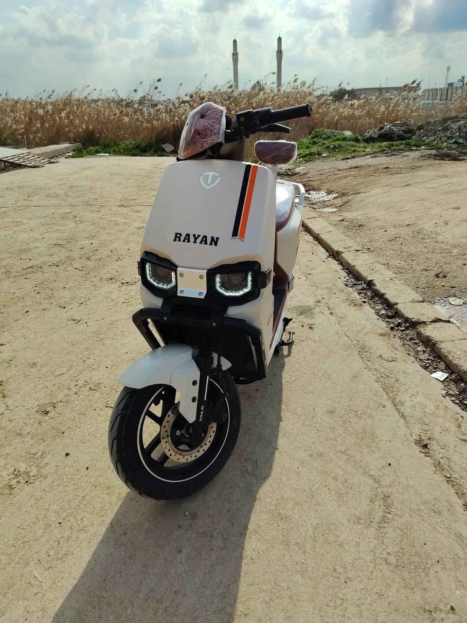 السلام عليكم وحش الكون لون موميز  معروف بل سوك ست بطاريات مصطره كبار سعر على رقم للتواصل ***********
