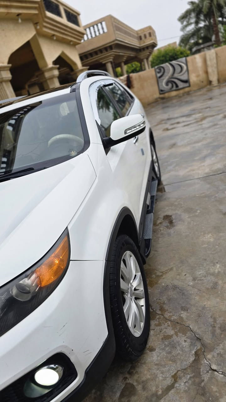 سلام وعليكم من رخصت الادمن
سورنتو موديل ١٠ خليجي فول مواصفات ما عده بصمه وفور ويل 
السياره حلوه ونضيفه ومال بيت جواه تجم تاير وشادله شاشه 
محرك ٦ سلندر 
٧ راكب 
محرك وكير خير من الله
بيه كد شبرين بل صندوك الخلفي
مخلي صمايل عليه 
اخوان سعره.  (١٦٣)
 ورقه  السياره بسمي 
بغداد مداور ثاني يوم 
مكان السياره بغداد ابو غريب 
رقم (***********)
بي واتس اب حياكم الله
ترهم مراوس بسورنتو ١٦.  ١٧.  او ببرادو ٩  ١٠ ١١ او براف فور ١٨ ١٩
