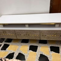 “طاوله شاشة/TV جديدة ونظيفة جدًا تصميم عصري وأنيق يناسب الصالة وغرفة ا...
