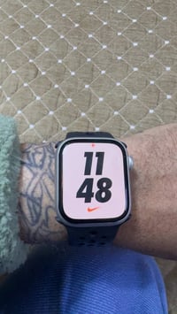 ساعه ابل جيل 8 بطاريه 87 غراضه كامله كرتونه وشاحنه   حجم 41   كلش نضيف...